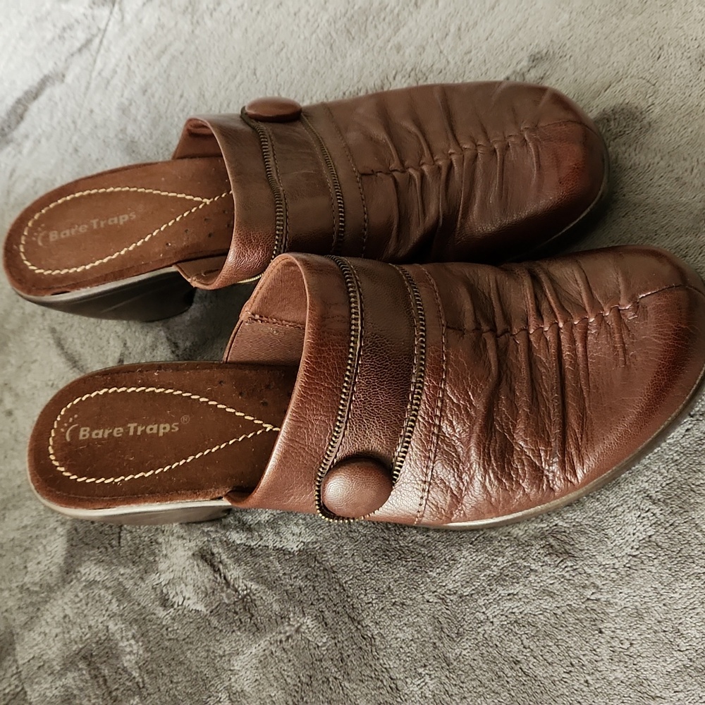 Bare Traps Clogs